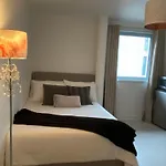 Xl Bright Room+Parking+Fridge+Micro - 20Min London Bridge - 3 Min Walk To Train/Bus Station