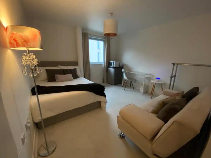 Xl Bright Room+parking+fridge+micro - 20min Bridge - 3 Min Walk To Train/bus Station Alloggio in famiglia