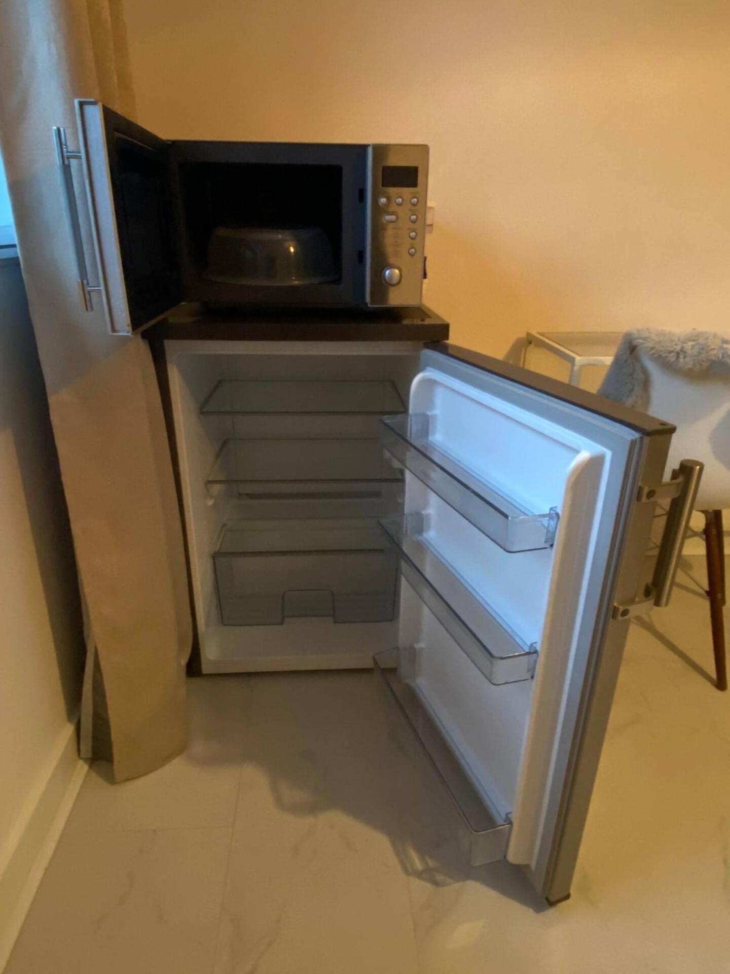 Gazde/Camere de închiriat Xl Bright Room+parking+fridge+micro - 20min Bridge - 3 Min Walk To Train/bus Station Londra
