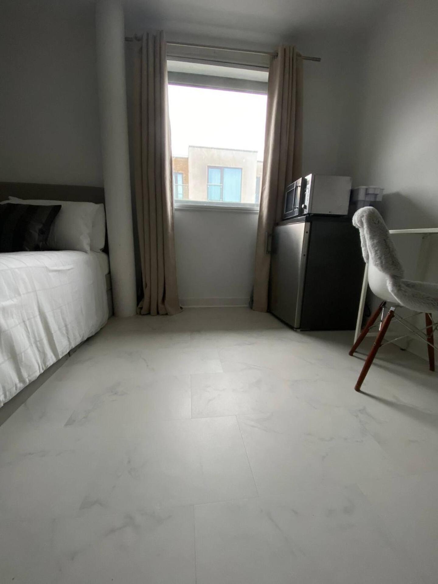 Xl Bright Room+parking+fridge+micro - 20min Bridge - 3 Min Walk To Train/bus Station
