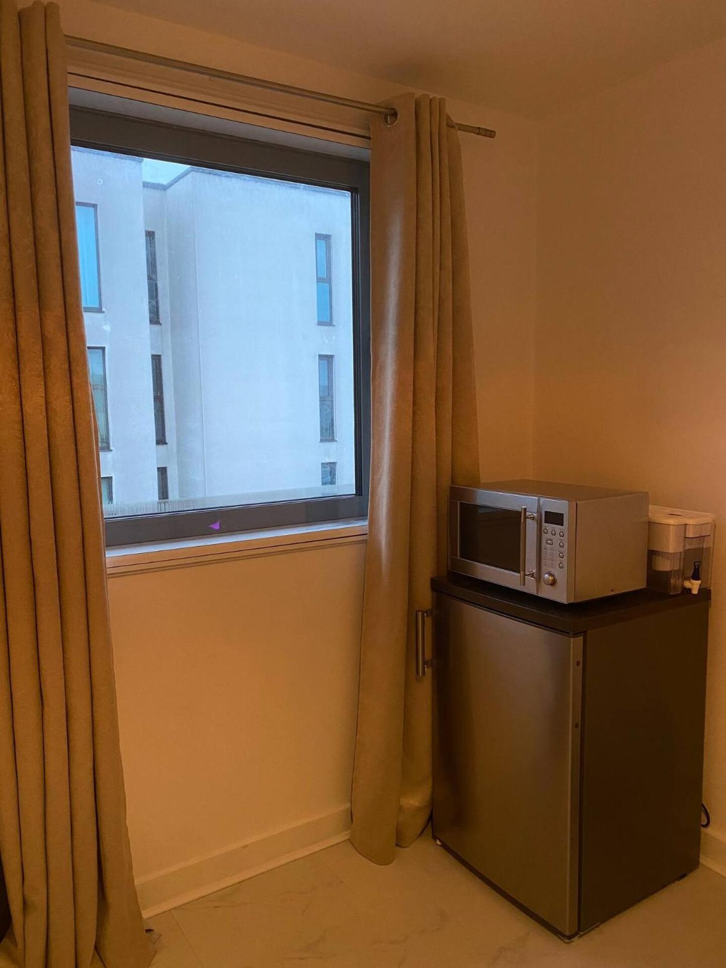 Xl Bright Room+parking+fridge+micro - 20min Bridge - 3 Min Walk To Train/bus Station * Londra