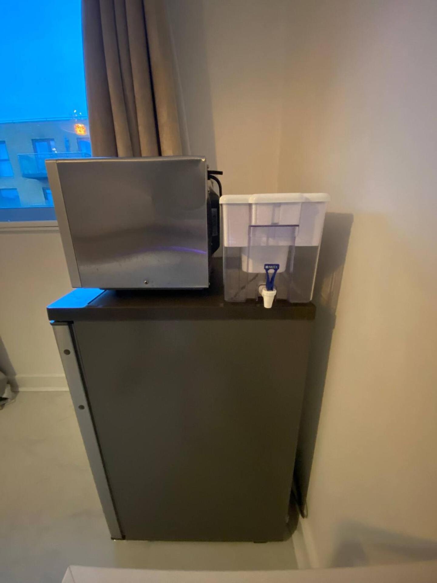 Gazde/Camere de închiriat Xl Bright Room+parking+fridge+micro - 20min Bridge - 3 Min Walk To Train/bus Station