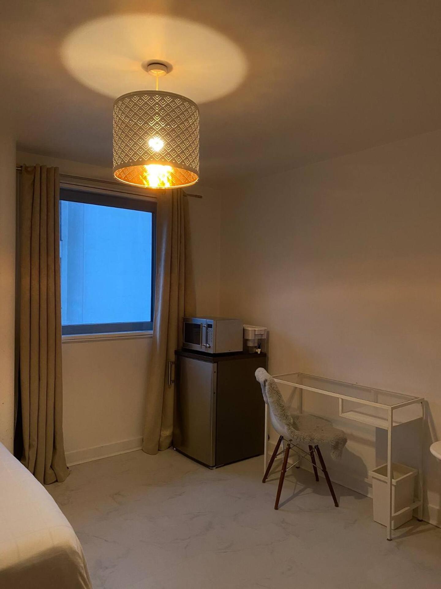 Xl Bright Room+parking+fridge+micro - 20min Bridge - 3 Min Walk To Train/bus Station *
