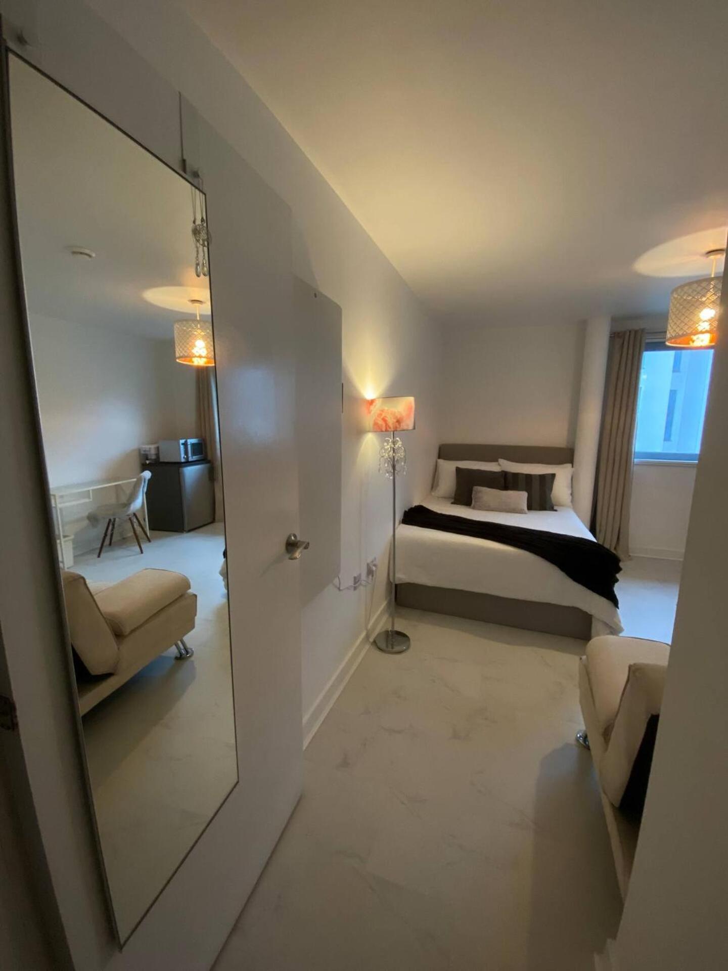 Xl Bright Room+parking+fridge+micro - 20min Bridge - 3 Min Walk To Train/bus Station * Londra