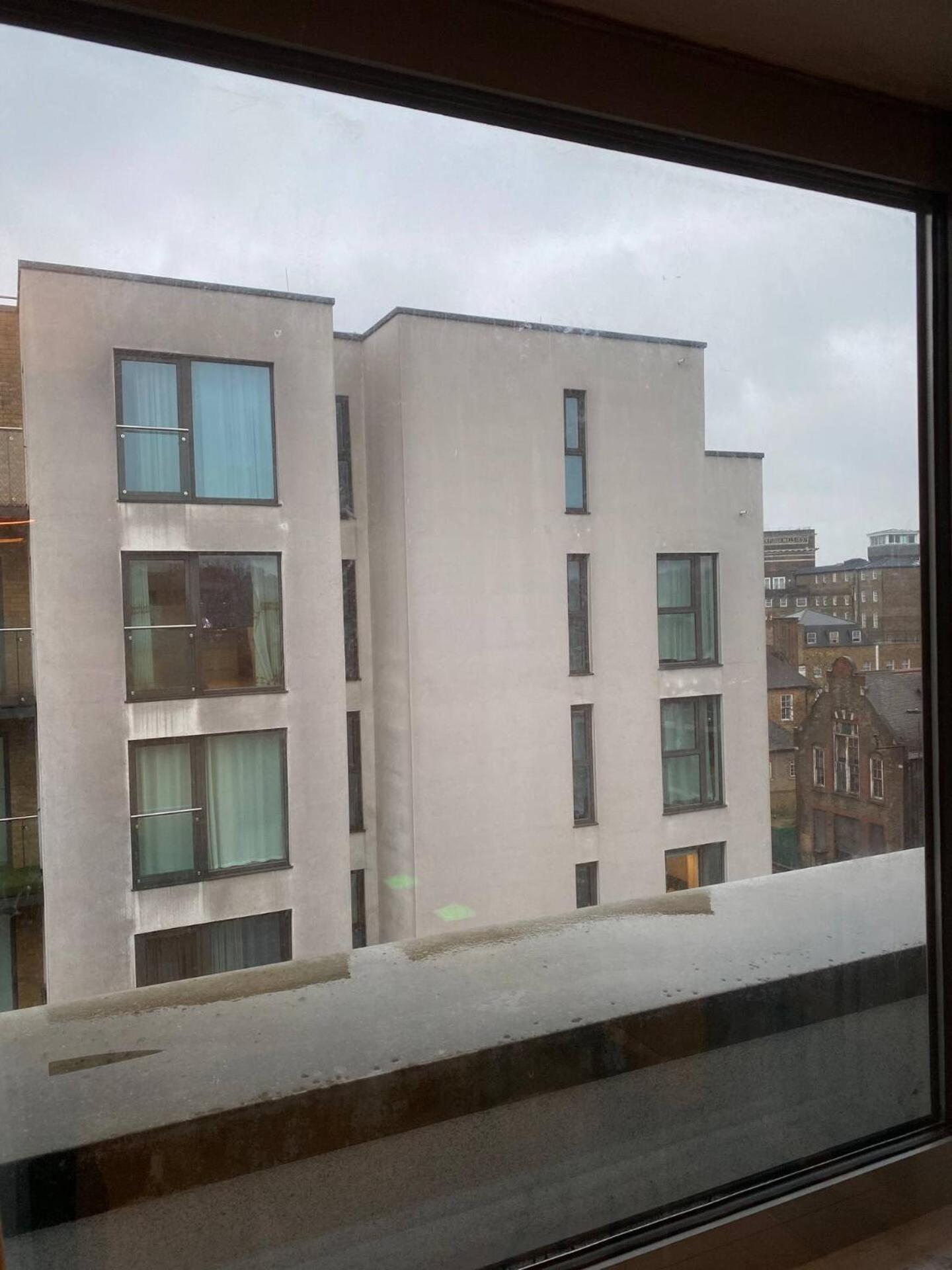 Xl Bright Room+parking+fridge+micro - 20min Bridge - 3 Min Walk To Train/bus Station Gazde/Camere de închiriat *