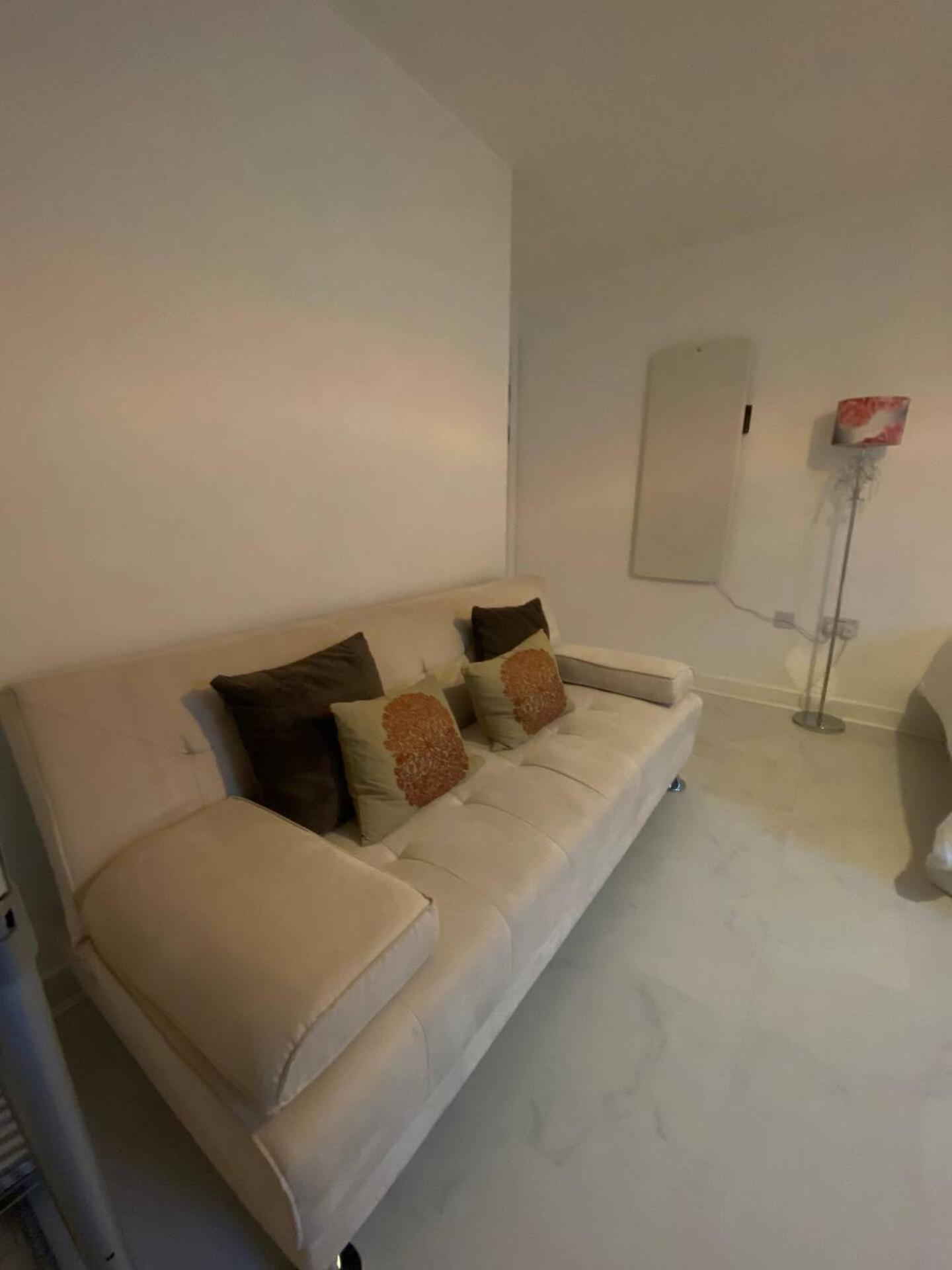 Xl Bright Room+parking+fridge+micro - 20min Bridge - 3 Min Walk To Train/bus Station Gazde/Camere de închiriat Londra