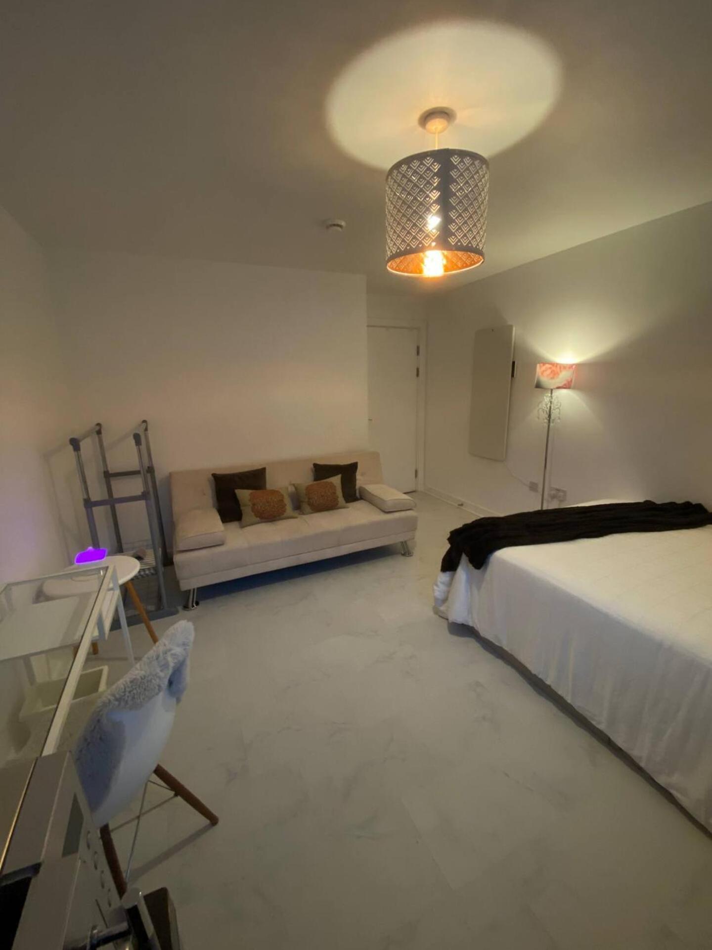 Xl Bright Room+parking+fridge+micro - 20min Bridge - 3 Min Walk To Train/bus Station Londra