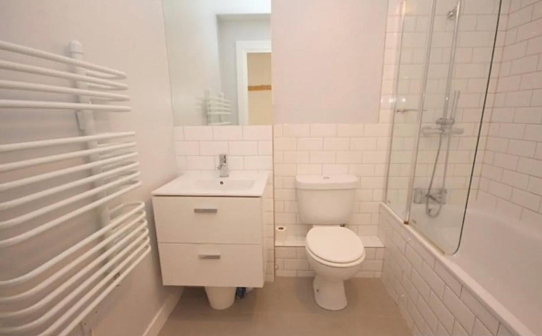 Xl Bright Room+parking+fridge+micro - 20min Bridge - 3 Min Walk To Train/bus Station *