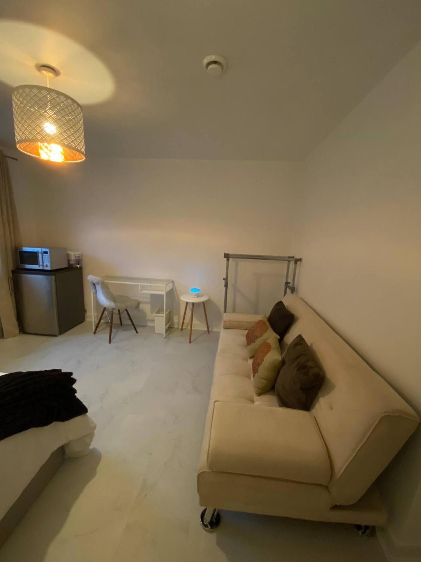 Xl Bright Room+parking+fridge+micro - 20min Bridge - 3 Min Walk To Train/bus Station Londra