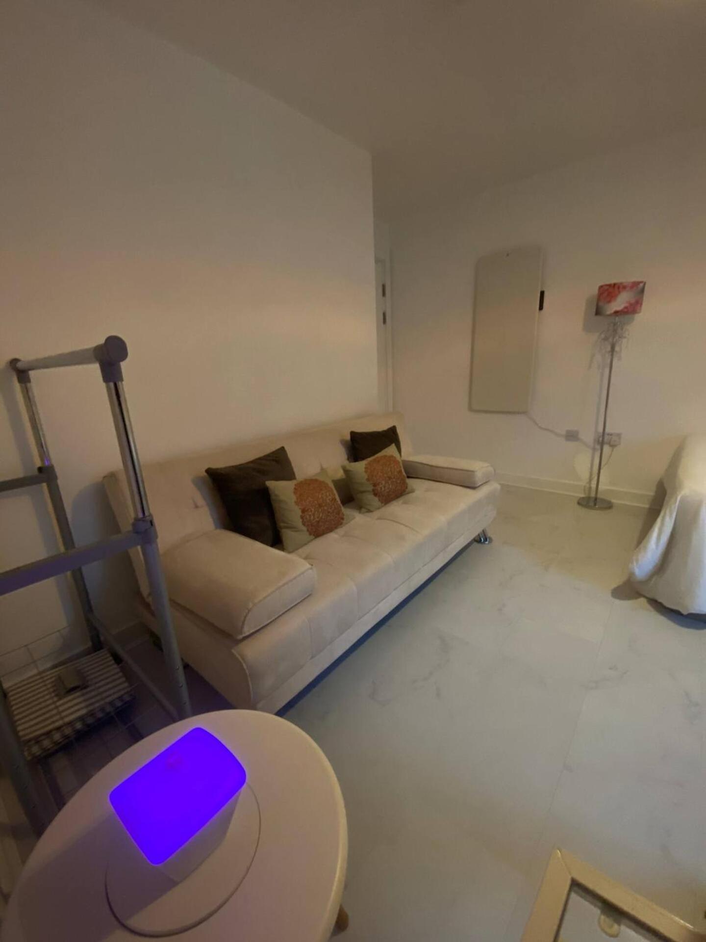 Gazde/Camere de închiriat Xl Bright Room+parking+fridge+micro - 20min Bridge - 3 Min Walk To Train/bus Station