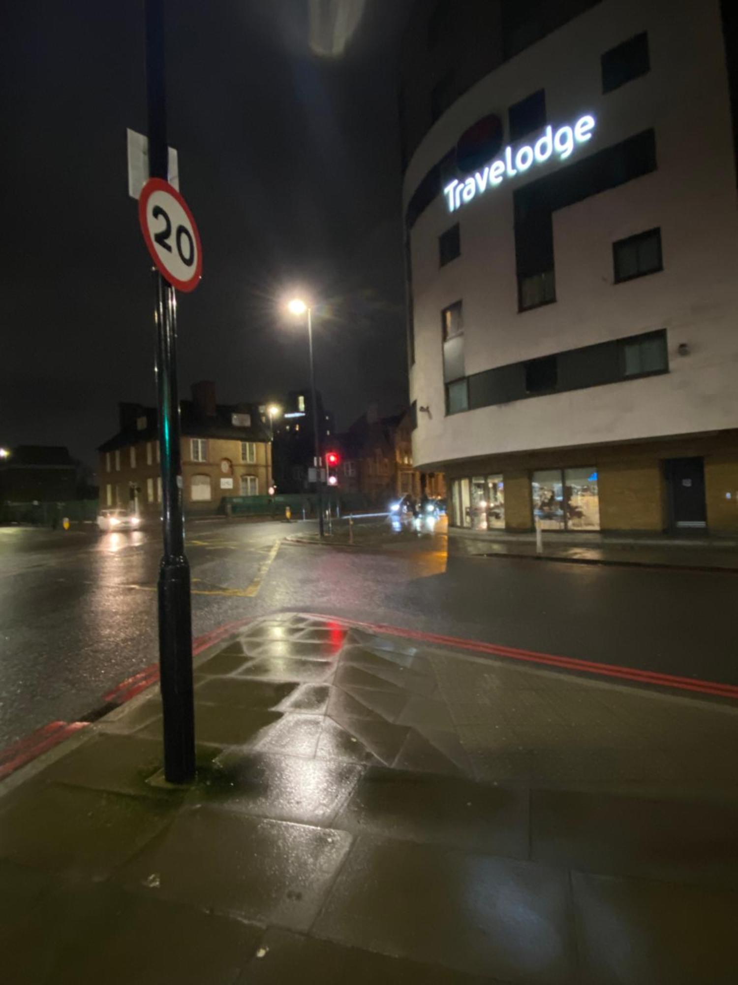Xl Bright Room+parking+fridge+micro - 20min Bridge - 3 Min Walk To Train/bus Station * Londra